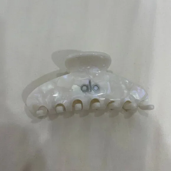 ALO Yoga 90s white pearl hair claw clip nwt brand new White Hair Clip 90 main image 3